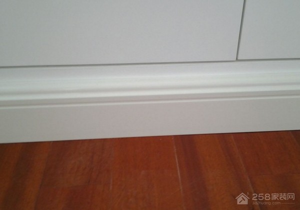 客厅装修踢脚线用什么材料好?踢脚线材料有哪些
